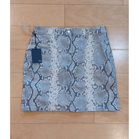 NWT Wilfred Free Kelsey Snakeskin Print Denim Mini Pencil Skirt Grey Bone Size 8 - Picture 4 of 10